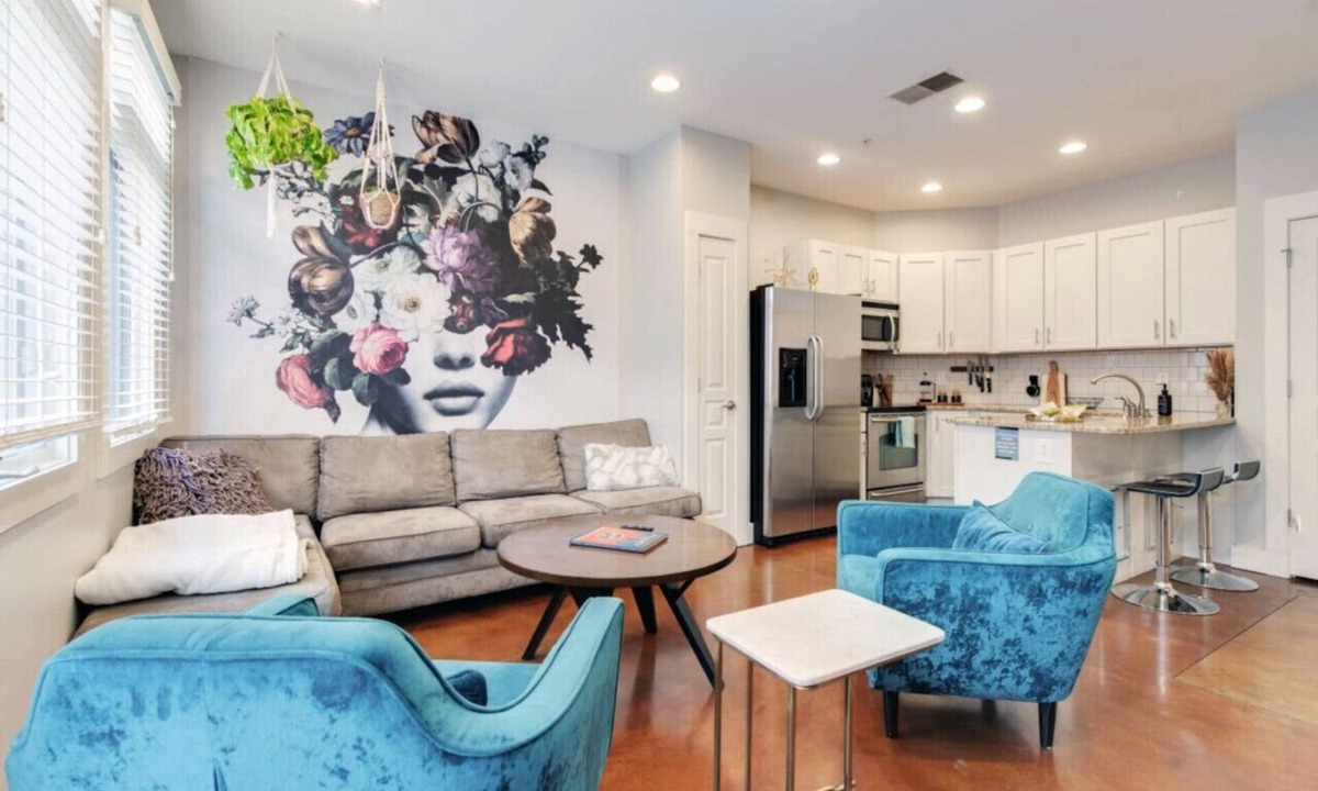 West End Condo | Dreamscape Nashville: Walk to Vanderbilt with Private 2-Car Garage