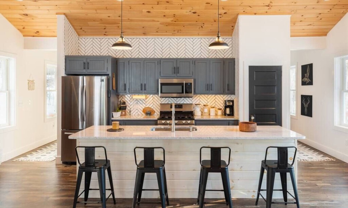 Warren Ski Chalet | Dreamy Artist Chalet in Secluded Historic Village