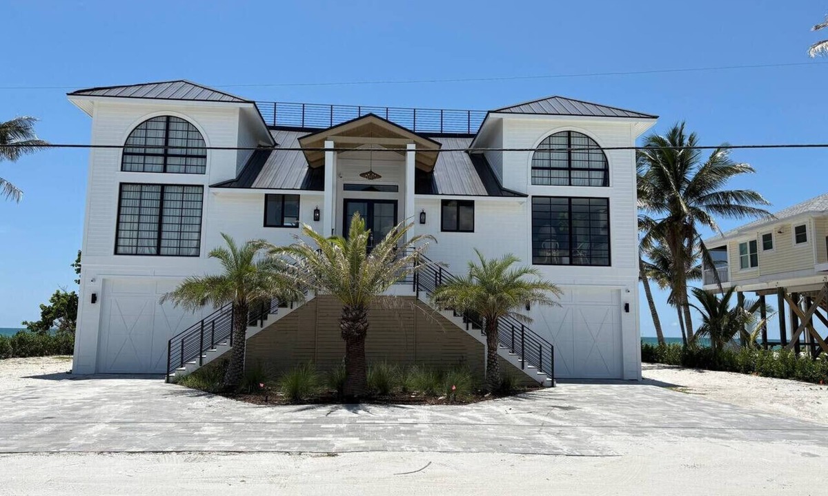 Palm Island House | `Dreamy Beachfront Getaway !`