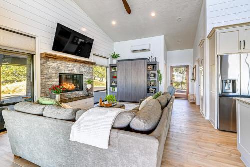Roseburg House | Dreamy Hilltop View: Roseburg Retreat w/Hot Tub!