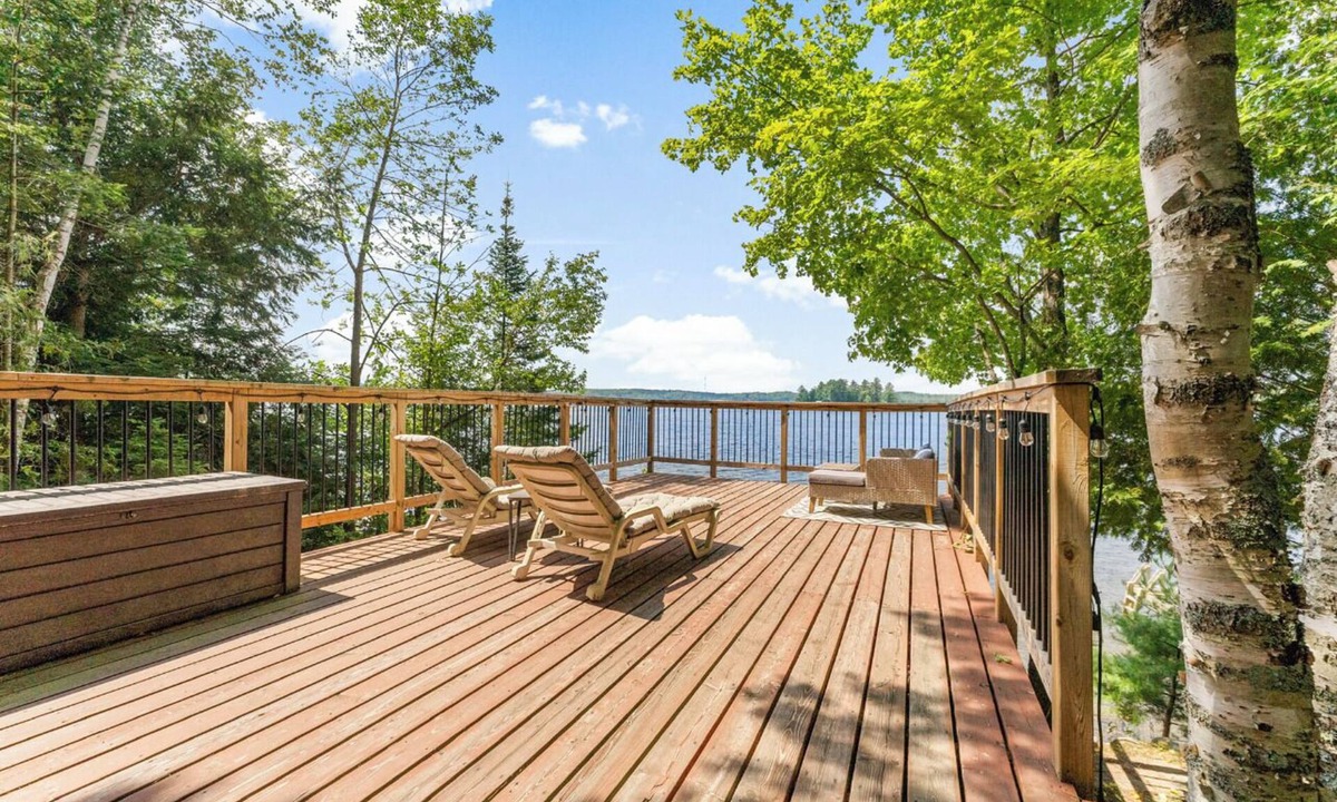 Wollaston Cottage | Dreamy Lakefront Cottage