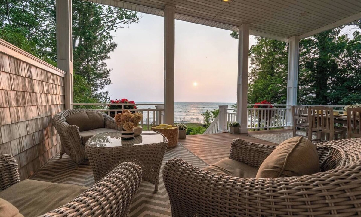 Fennville House | Dreamy Lakefront Home - Weque South