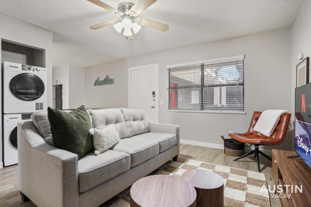 Brentwood Apartment | Dreamy Outdoor Space New Design in Renovated Apt