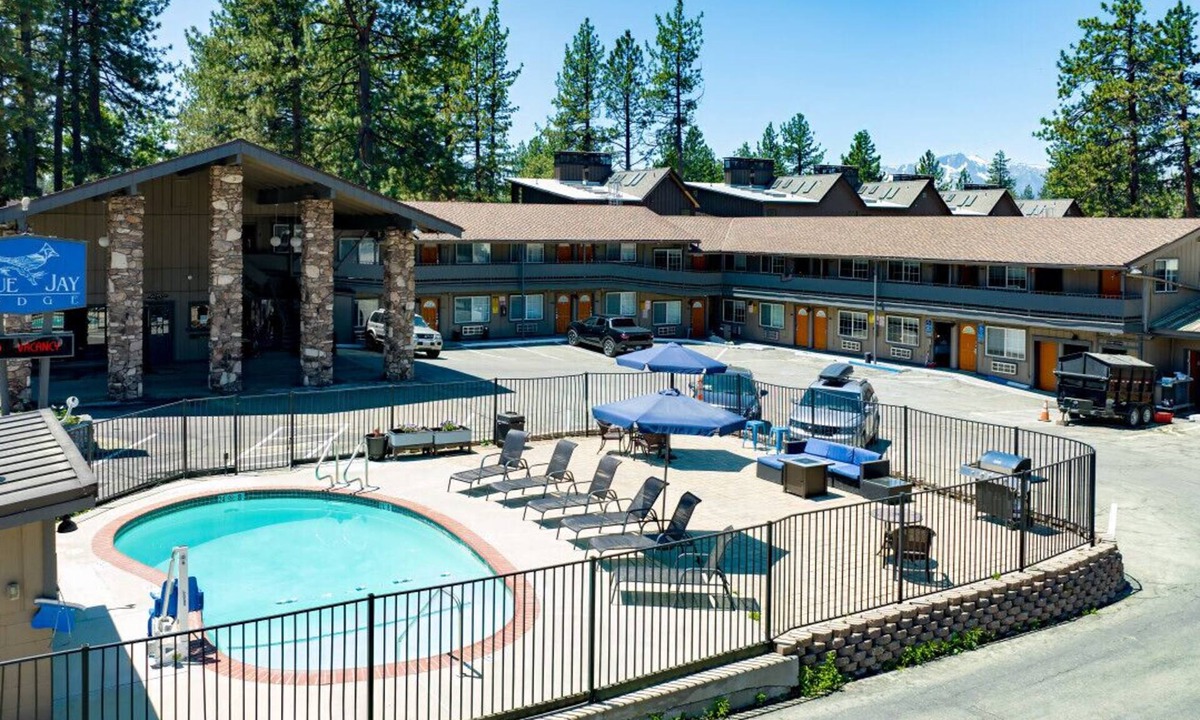 Lakeside Park Bed & Breakfast | Dreamy Queen Bed Getaway on Stateline - Blue Jay Lodge