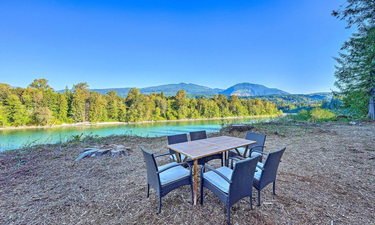 Concrete Cabin | Dreamy Riverside Cabin with Fireplace & Grill