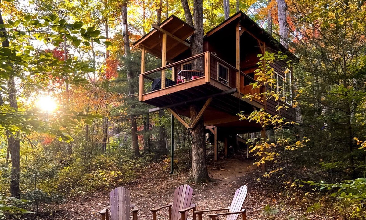 Copperhill RV Rental | Dreamy Tree House Getaway for a Romantic Retreat