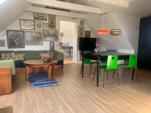 Søndersø Apartment | Drejerindens kreative stemningsfulde lejlighed
