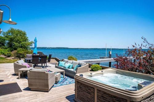 Geneva House | Drift Away Hot Tub Kayaks Lakefront & Games