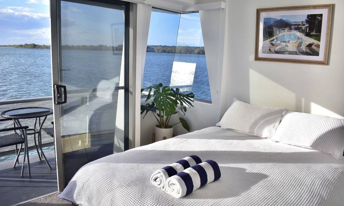 Main Beach Boat Rental | Drift Flotel - Luxury Houseboat Experience