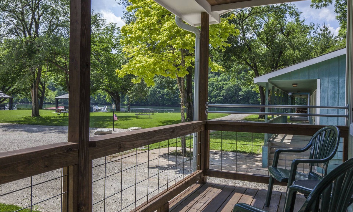 Branson Cabin | Driftwater Resort Cabin #5 with Lake Taneycomo Access & Pool!