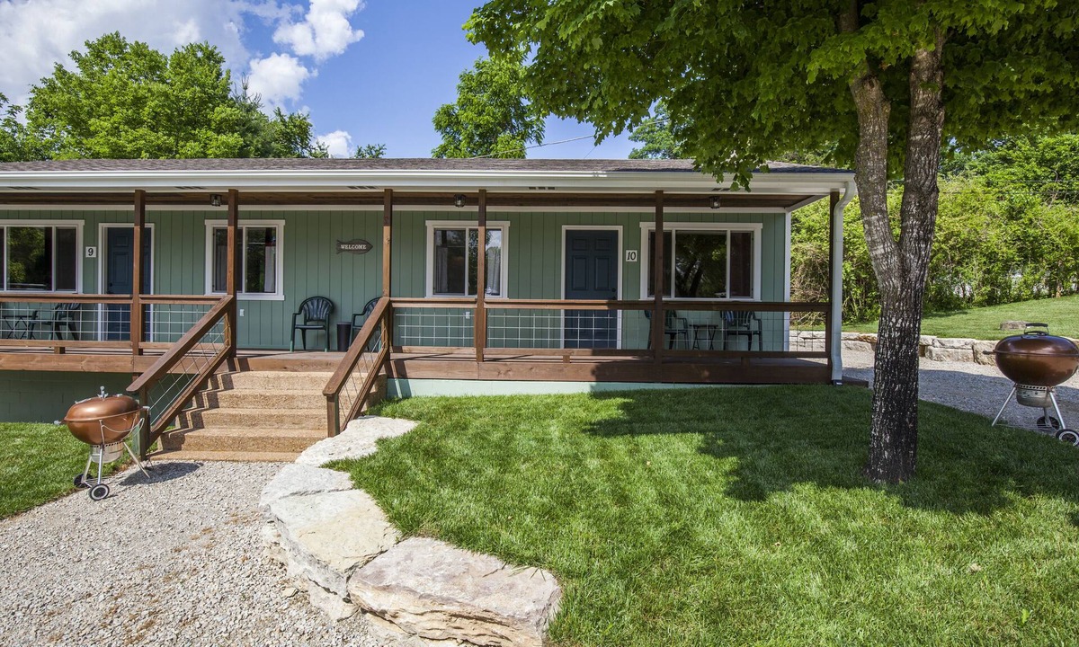 Branson Cabin | Driftwater Resort Cabin #10 with Lake Taneycomo Access & Pool!