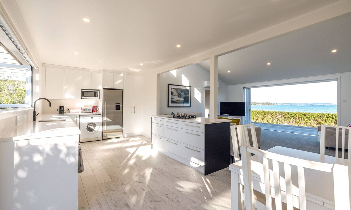 Blackpool Villa | Driftwood Beach House with Spa Pool