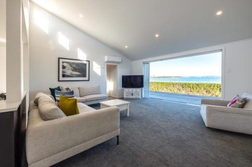 Blackpool Villa | Driftwood Beach House with Spa Pool - Absolute Beachfront!