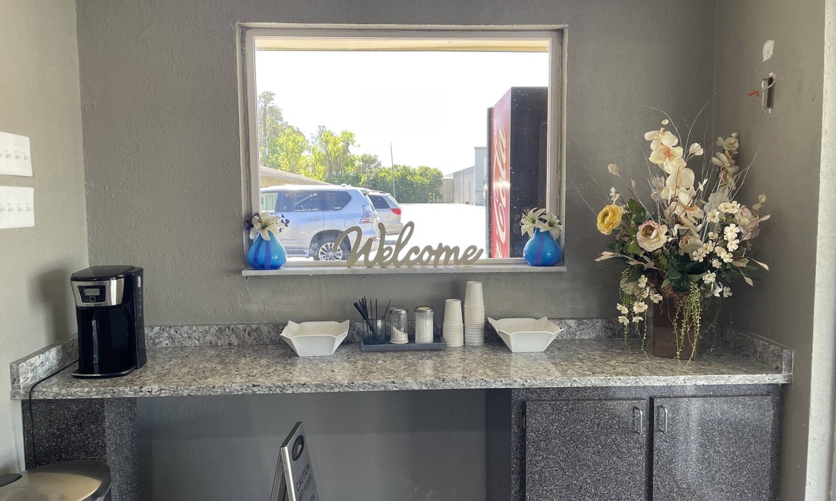 Lake City Hotel | Driftwood Inn