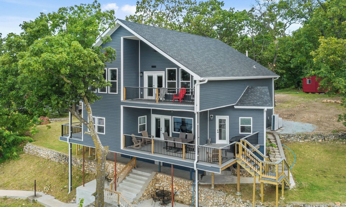 Fairland House | Driftwood Lodge: Boat Dock, Game Room, & Lake Views