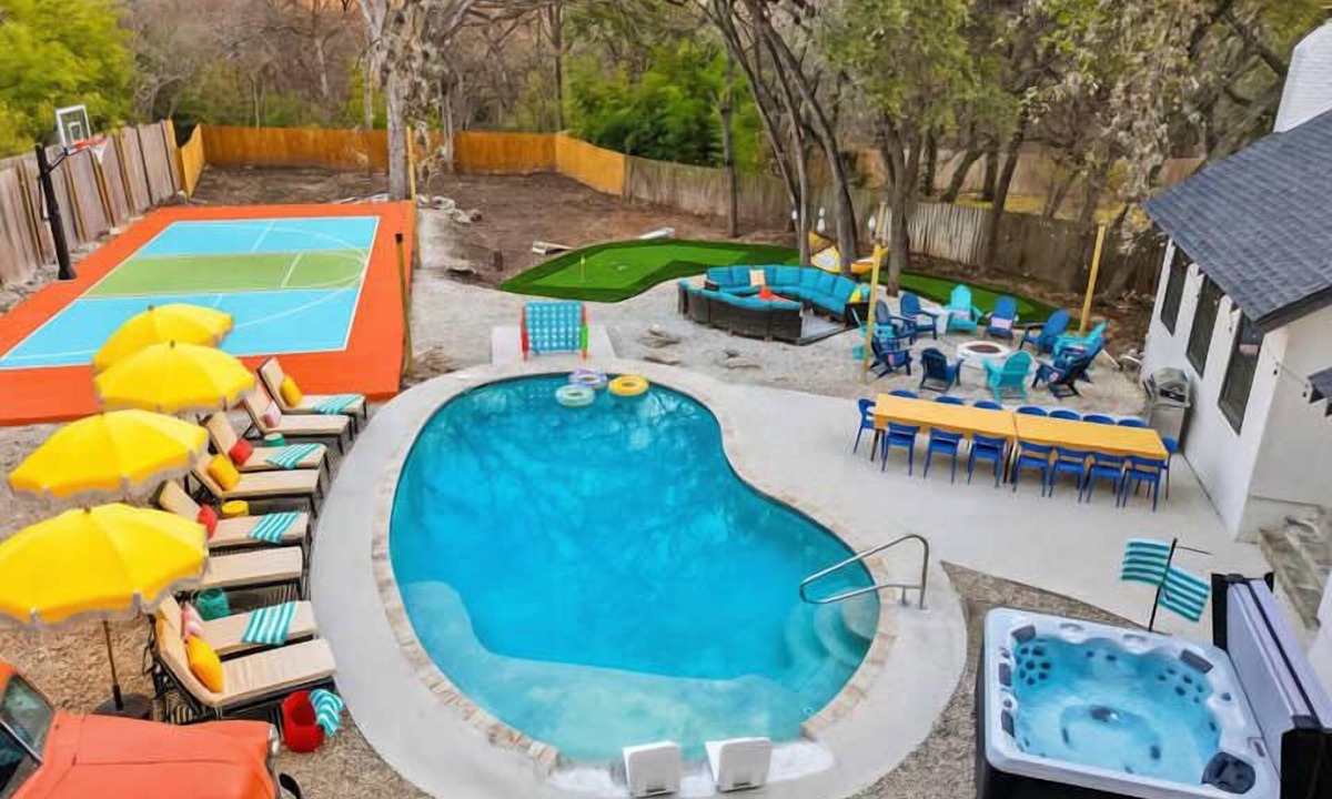 Vance Jackson House | Drive-In & Dream - Theater - Pool - Pickleball