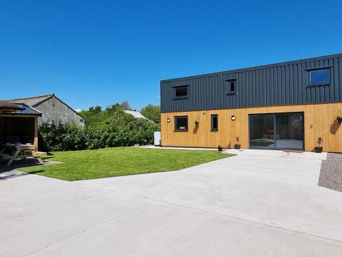 Muchelney House | Dronefield Lodge