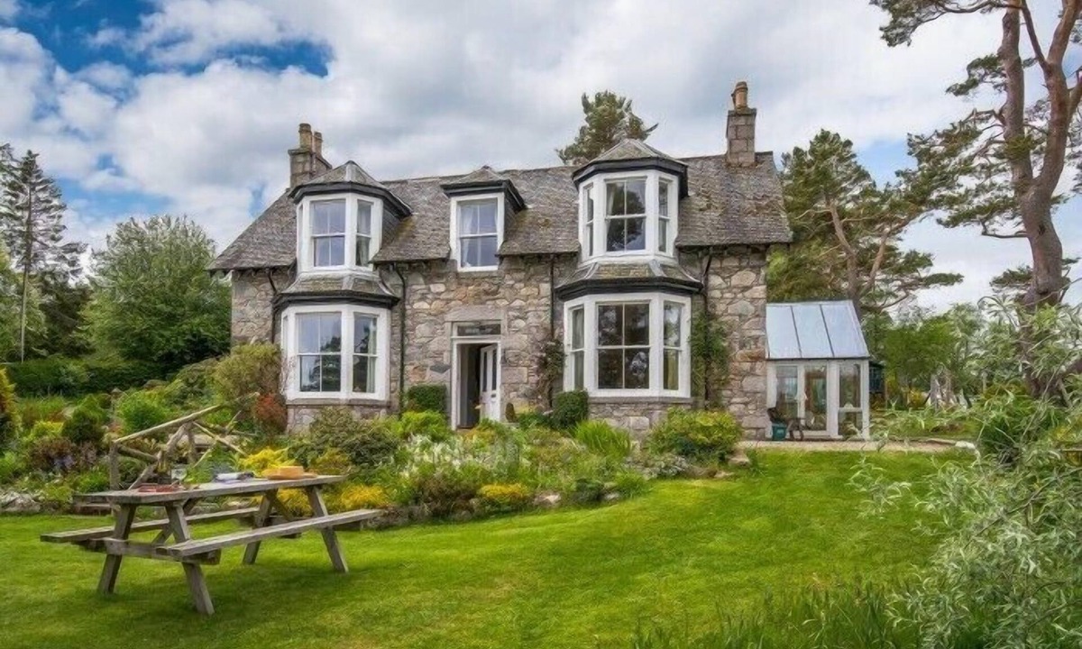 Braemar Cottage | DRUMRUNIE, pet friendly, with open fire in Braemar
