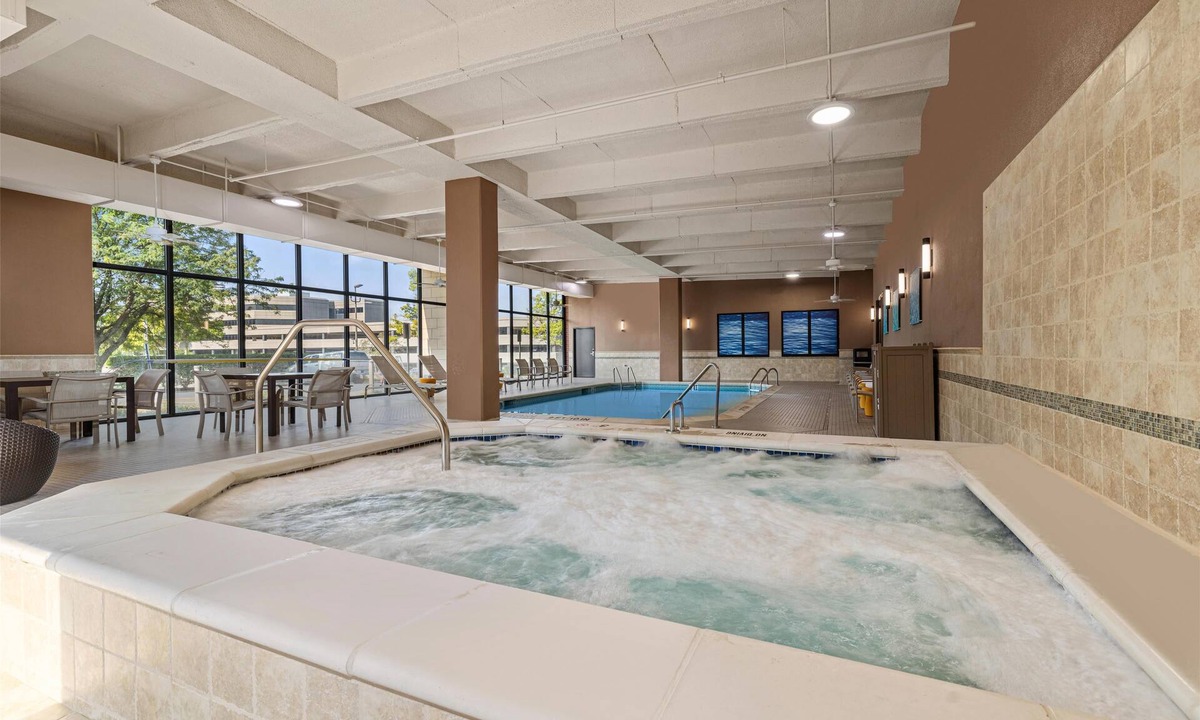 Creve Coeur Hotel | Drury Plaza Hotel St. Louis Creve Coeur
