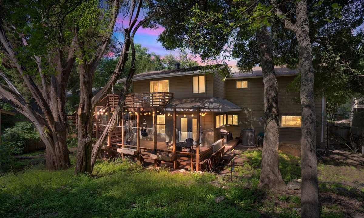 Riverside House | DT 7mins - Firepit + BBQ - FamilyFriendly - RokuTV - UT/DKR Stadium 7 min