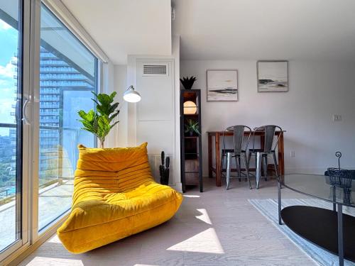 Bay Cloverhill Apartment | DT Cozy 1B1B with Den near UofT and Bay St
