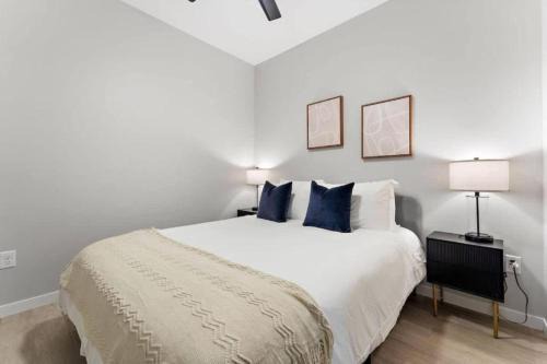 St. Anthony West Apartment | DT, UMN, Lux 2BD Gym, Rooftop, Free Street Parking