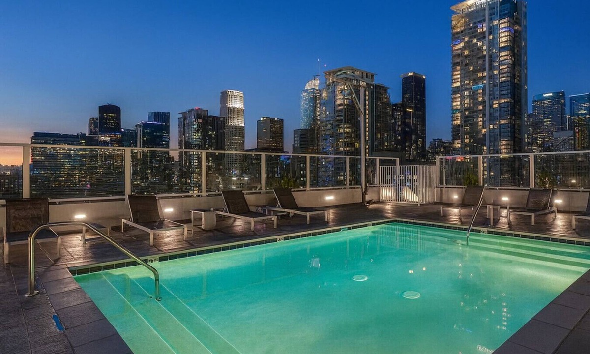 Historic Core Apartment | DTLA 2BR | Rooftop Jacuzzi & Sunset Views!