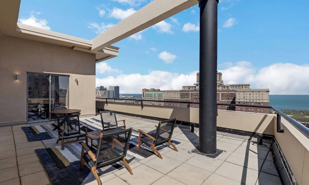 Printers Row Apartment | DTown Penthouse - 4bd/4ba (+Parking + Gym)