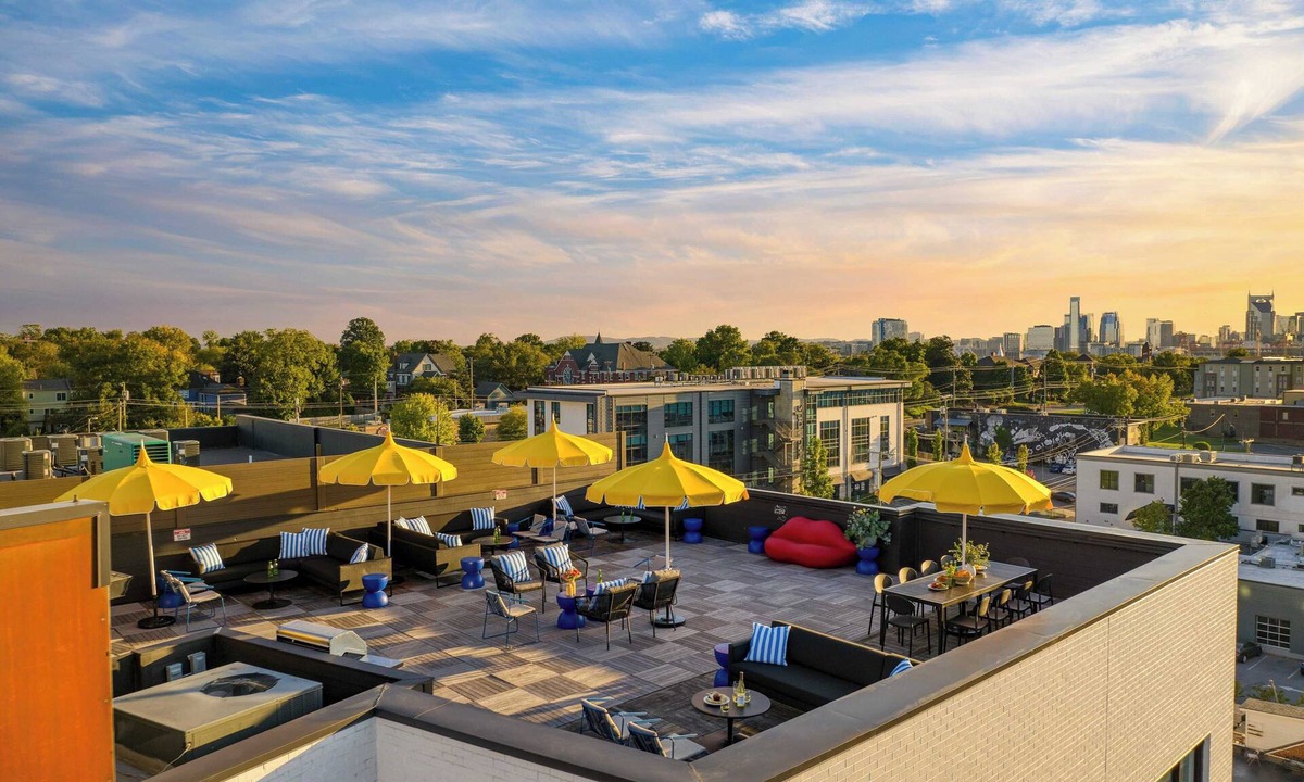 Historic Edgefield Cottage | Dual Bachelor Pads w/Rooftop Lounge & Games Sleeps 26 5 Min to Broadway