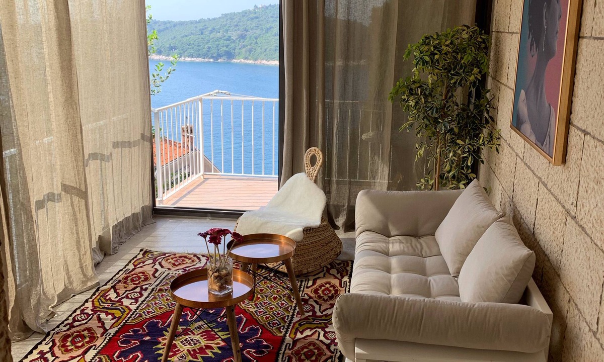 Ploce Apartment | Dubrovnik apartment with a sea view.