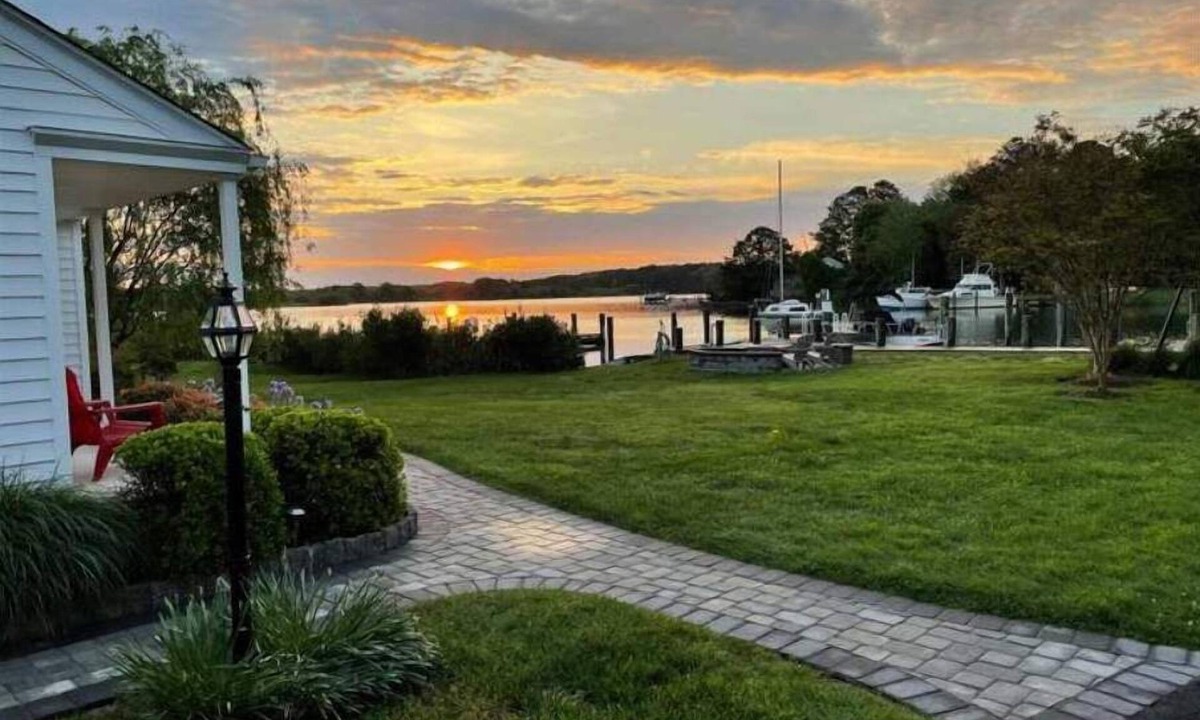Neavitt Cottage | Duck Cove Waterfront Cottage