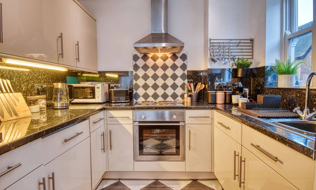 Dudley Apartment | Dudley-Spacious Exec 1 bed - Long stay - Parking!