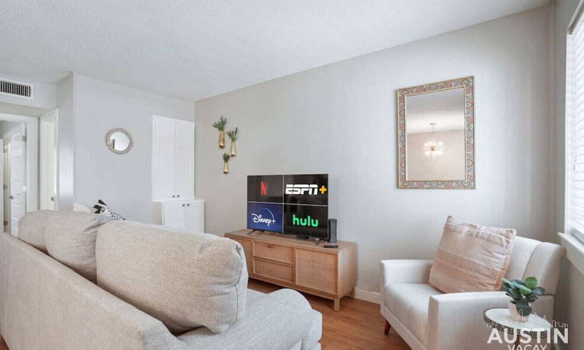 Hyde Park Apartment | Duet #103 xxxxxxxxxx