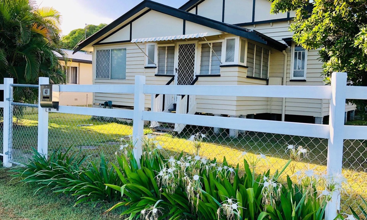 Pialba House | Duk 'n' Willa Beach Cottage