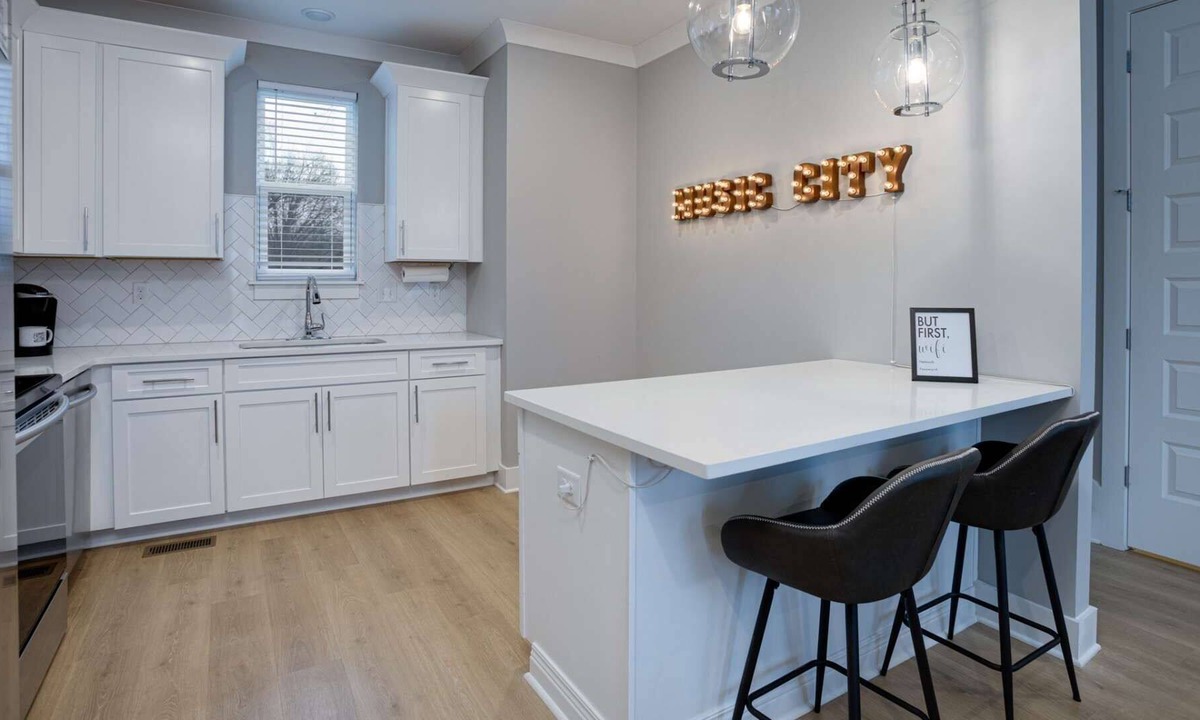 Talbot's Corner Condo | Duke 31 ~ Private Rooftop ~ 12 Mins Downtown & Broadway ~ Free Parking ~ Fast WiFi ~ Rooftop Patio