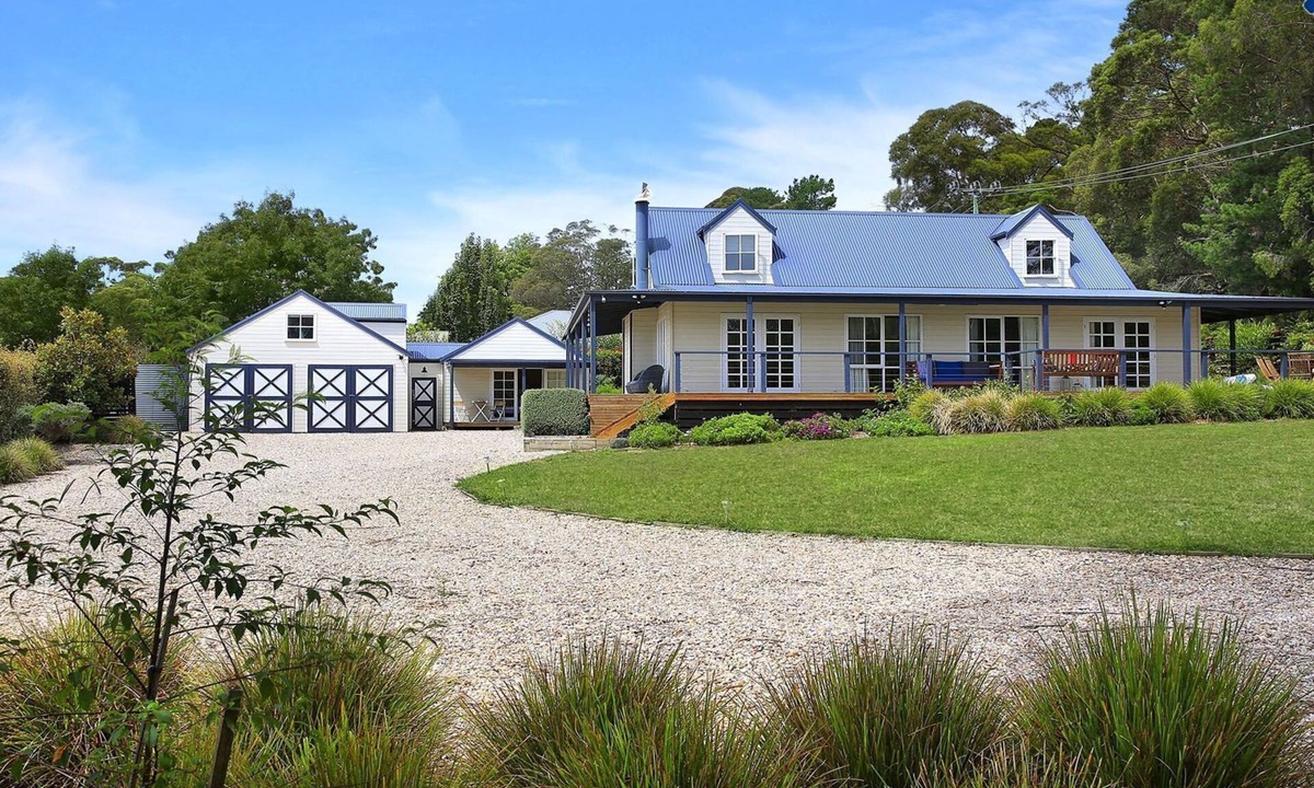 Bundanoon House | Duncraig House –open fireplace, spa, pet friendly