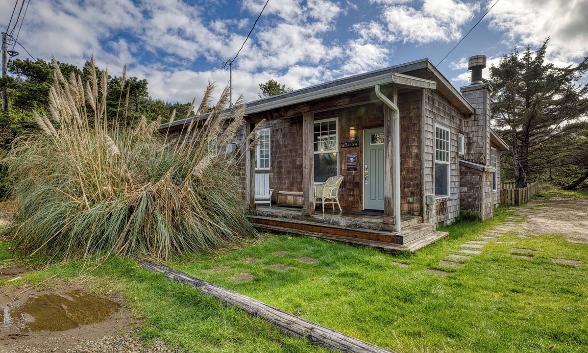 Tierra Del Mar House | Dune Grass Cottage-Charming, steps to beach