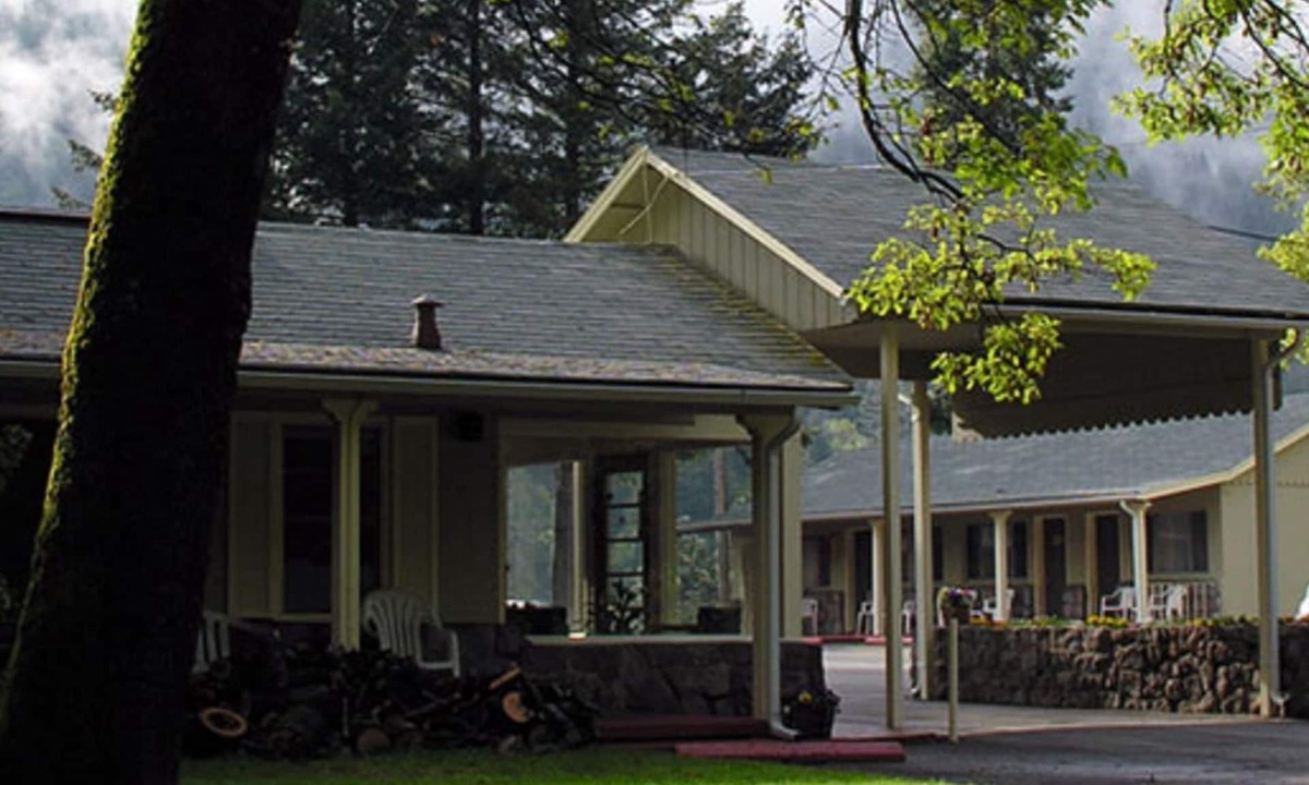 Dunsmuir Hotel | Dunsmuir Lodge