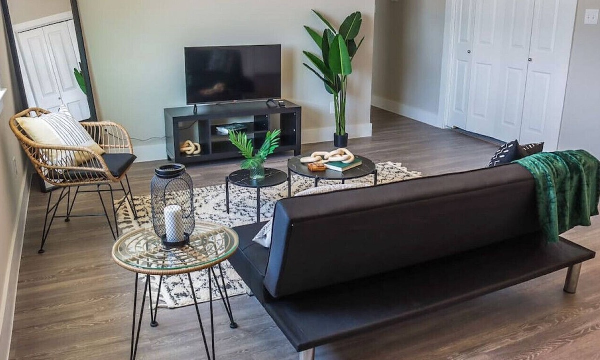 Spring Branch West Apartment | Duo Dreams offers you the ultimate Houston experience with comfort, class, and style.