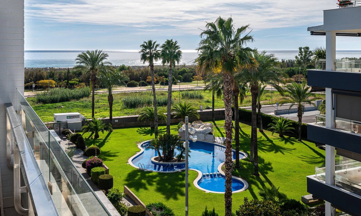 Torredembarra Apartment | Duplex 250m from Beach with Parking, Air Conditioning and Wi-Fi