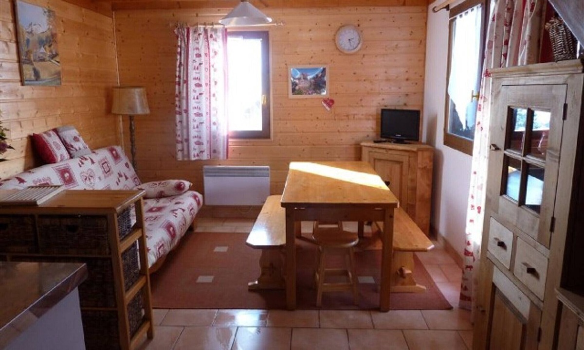 Cohennoz Apartment | Duplex 3BR for 6 with Balcony near Slopes