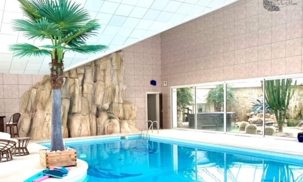 Basse-Goulaine Apartment | Duplex apartment in atypical house with indoor swimming pool