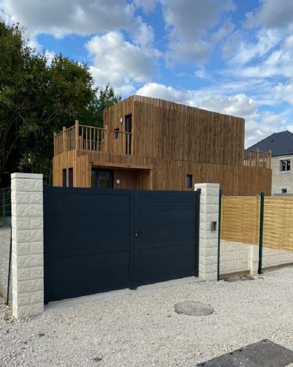 La Chapelle-Saint-Mesmin House | Duplex atypique en bois entre ville et verdures