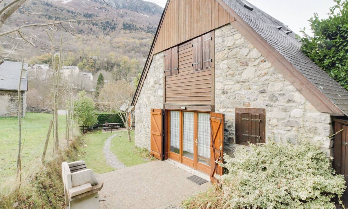 Luz-Saint-Sauveur House | Duplex Chalet for 4 in Luz-Saint-Sauveur, Fireplace, Garden, Pets Allowed