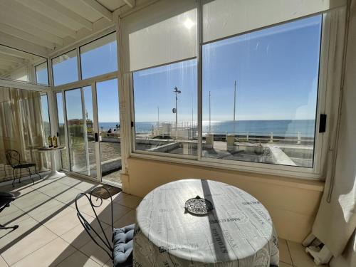 Jullouville Apartment | Duplex de charme en front de mer avec véranda - FR-1-361-32