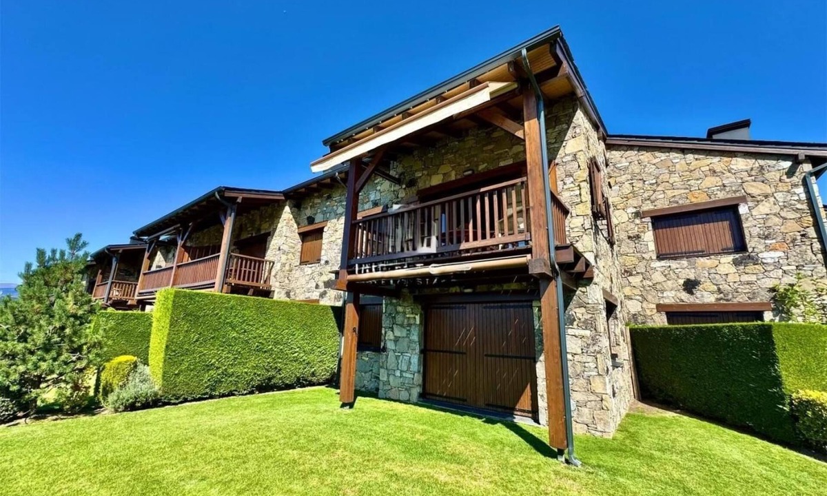Sainte-Leocadie Apartment | Duplex ideal for families, swimming pool, fireplace and Wi-Fi