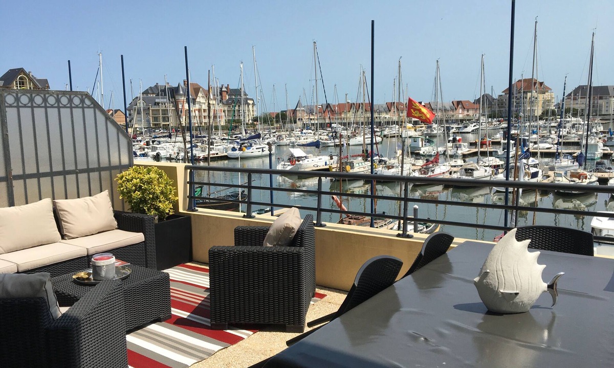 Port Guillaume Apartment | Duplex loft facing the port, large terrace, walking distance to the beach, parking