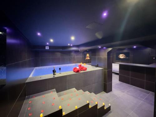 L'Escarene Apartment | Duplex Love Room avec Jacuzzi - table massage
