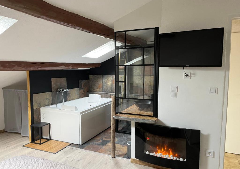 Entraigues-sur-la-Sorgue Apartment | Duplex lumineux sur gde TERRASSE, BALNEO double, parking privé, CLIM, local vélos