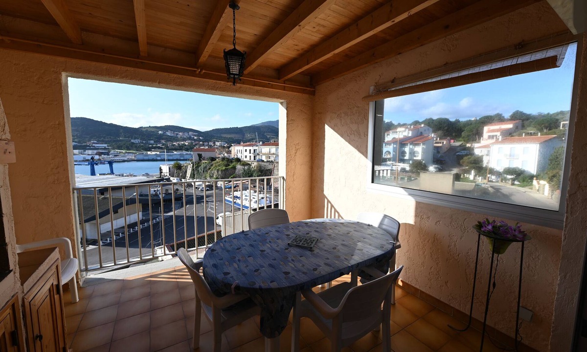 Port-Vendres Apartment | Duplex, near the city center, on the left port exit